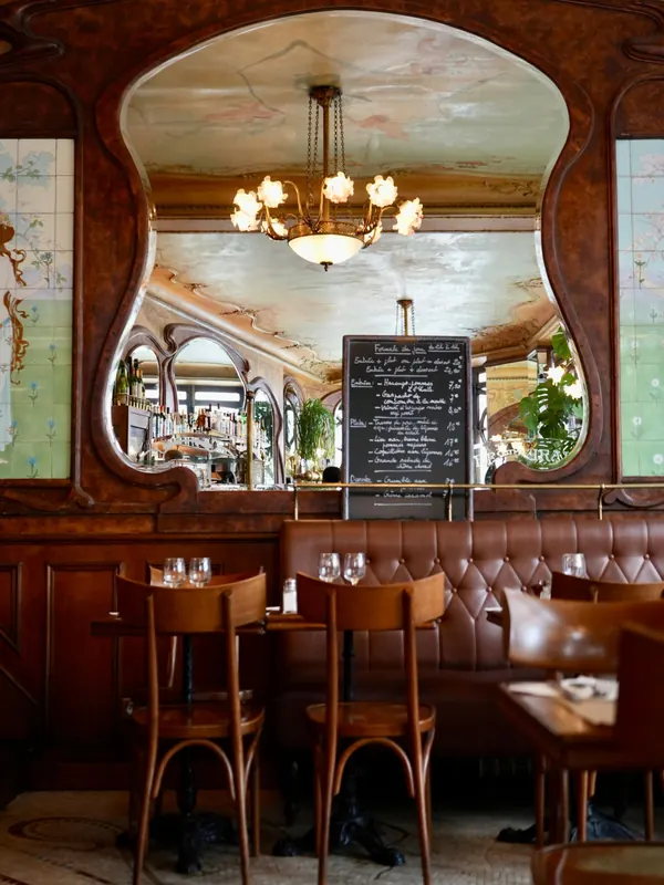 The dining room, Art Nouveau mirror, daily blackboard, banquettes